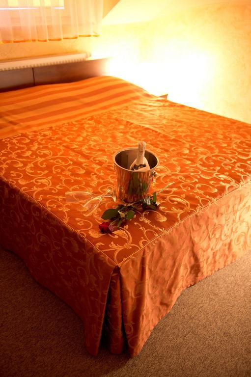 Hotel & Restauracja Okraglak Chęciny Стая снимка