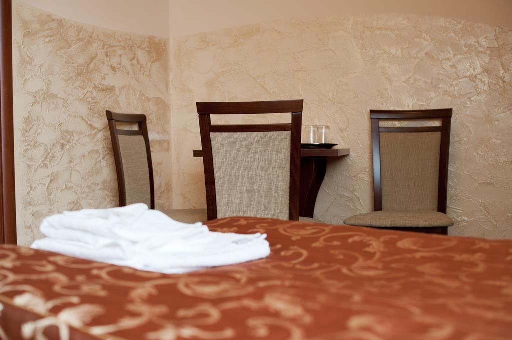 Hotel & Restauracja Okraglak Chęciny Екстериор снимка